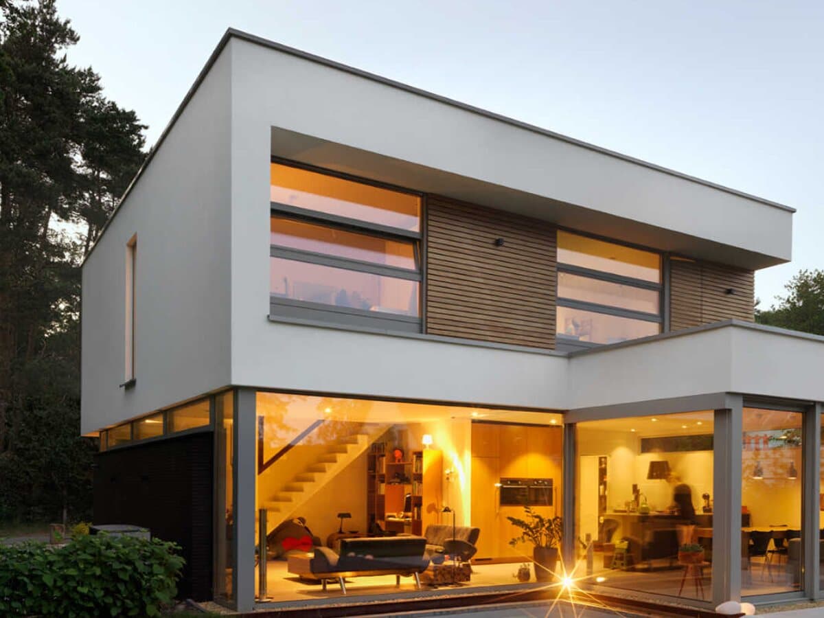 Gebouwde prefab woning met hoge woonkamer en grote ramen