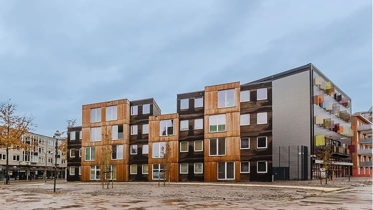 Appartementengebouw van vier lagen met houten gevelbekleding
