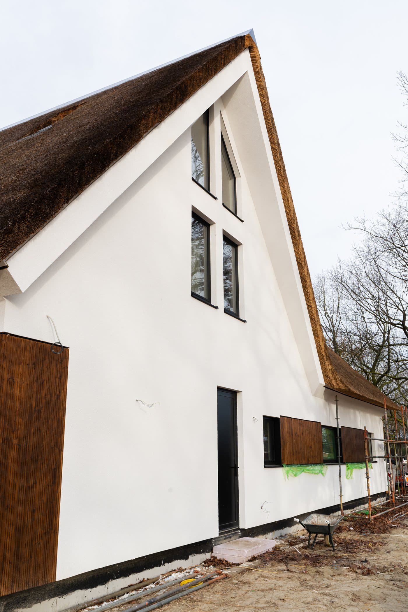 Gevel van een prefab woning tijdens de bouw