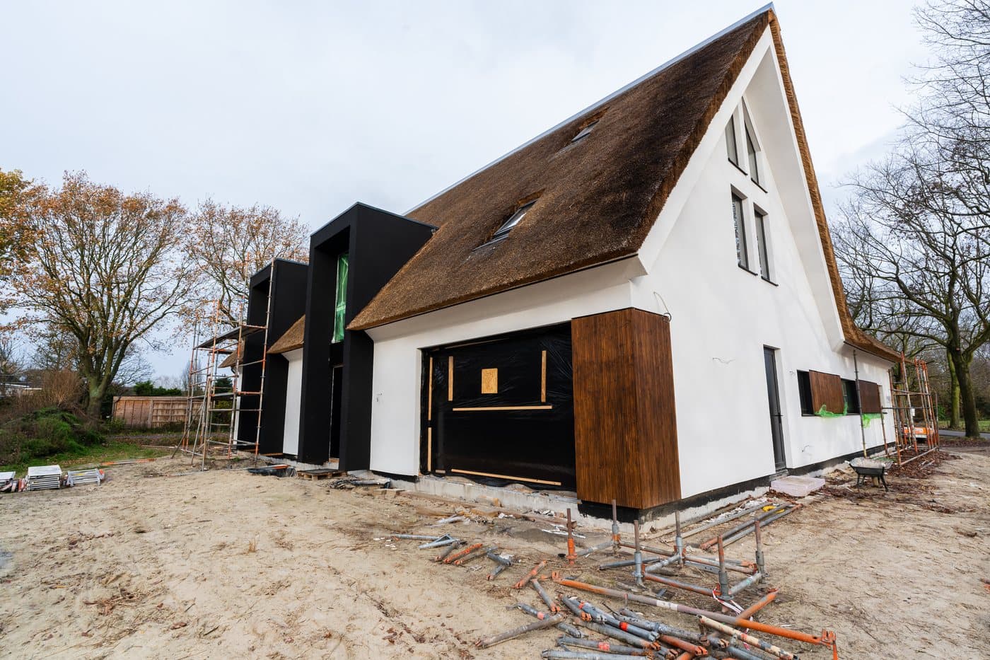 Prefab kapconstructie tijdens montage op de bouwplaats