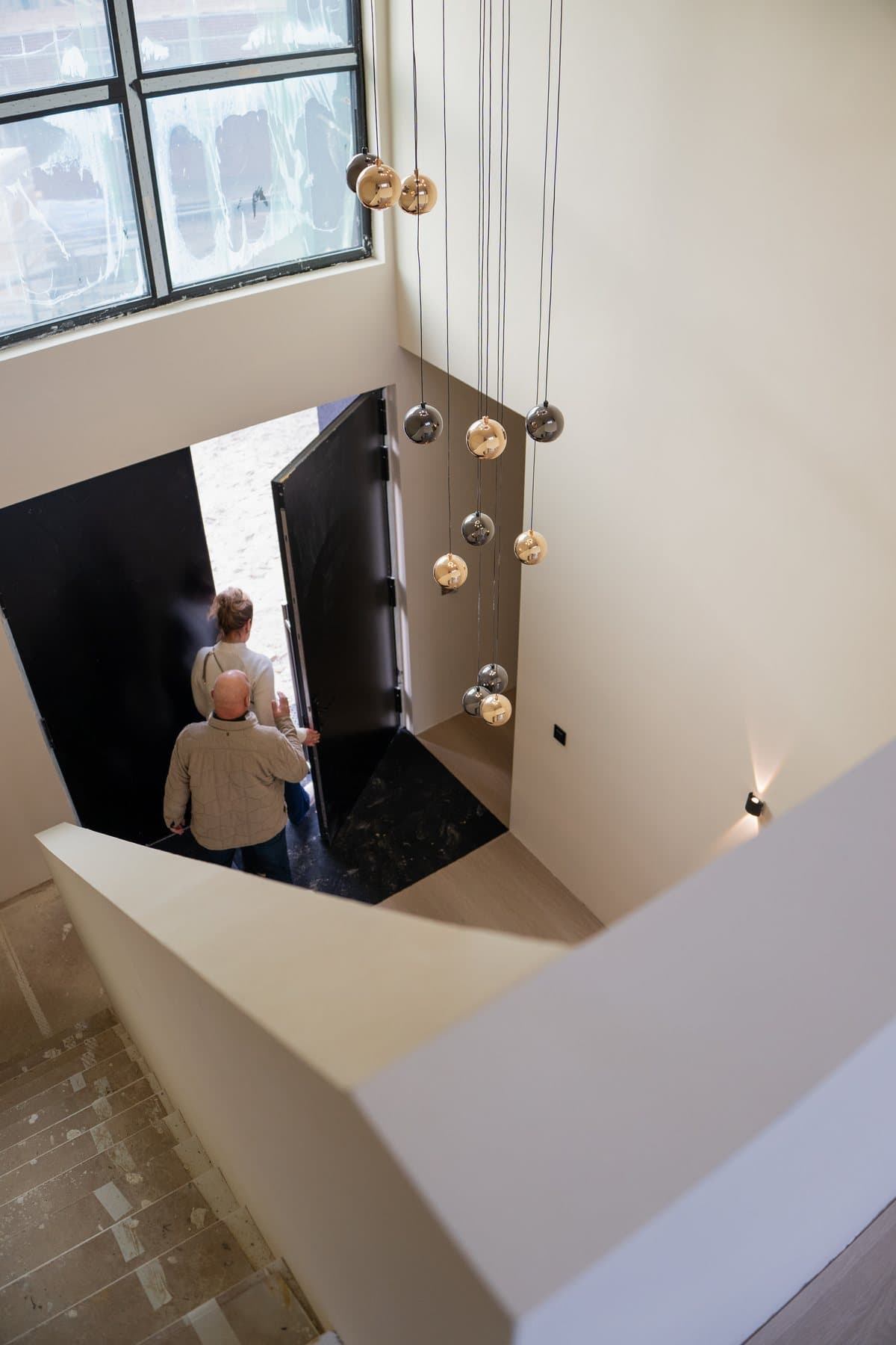 Open vide in een prefab woning tijdens de afbouw