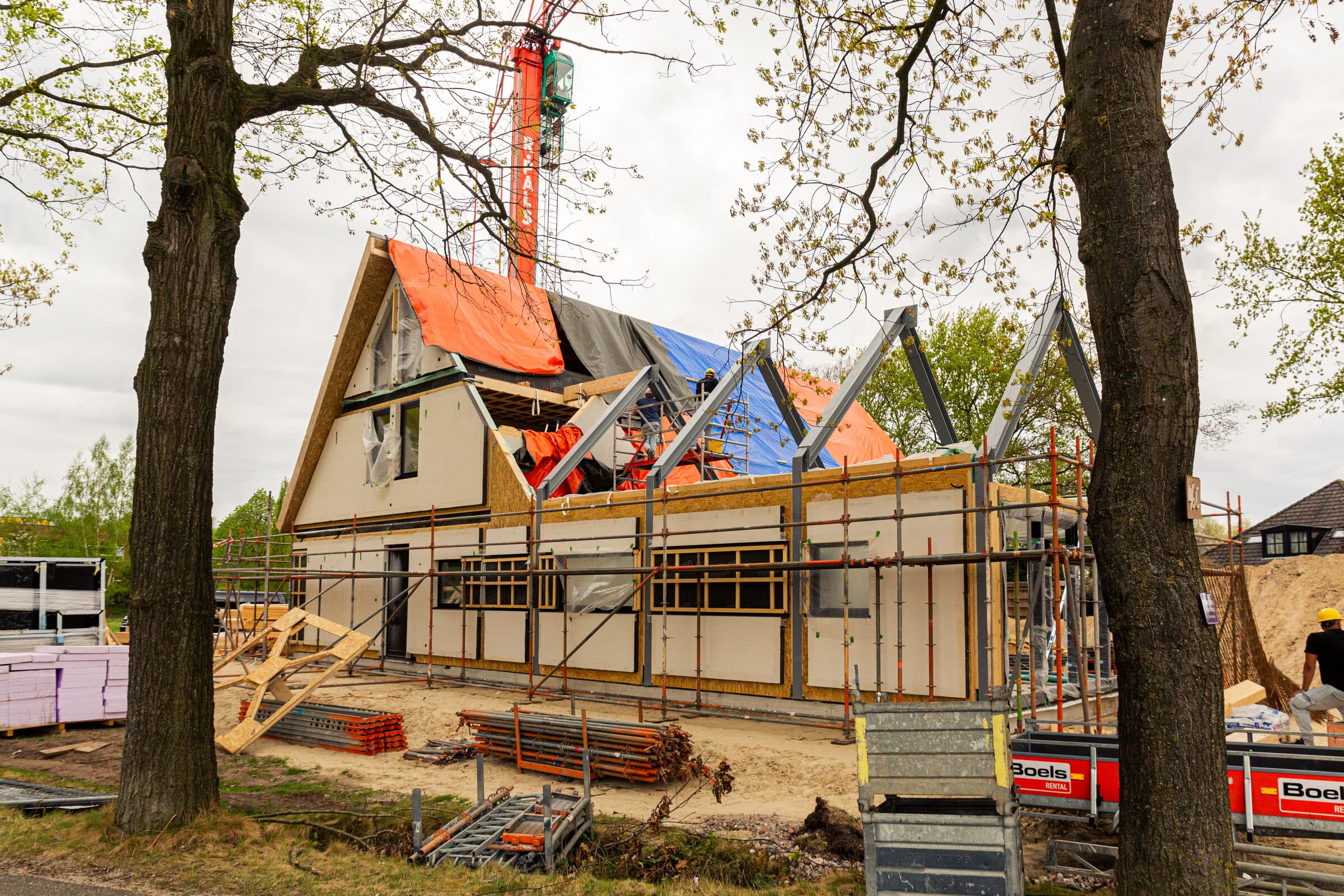 Prefab woning in aanbouw met zichtbare houten constructie