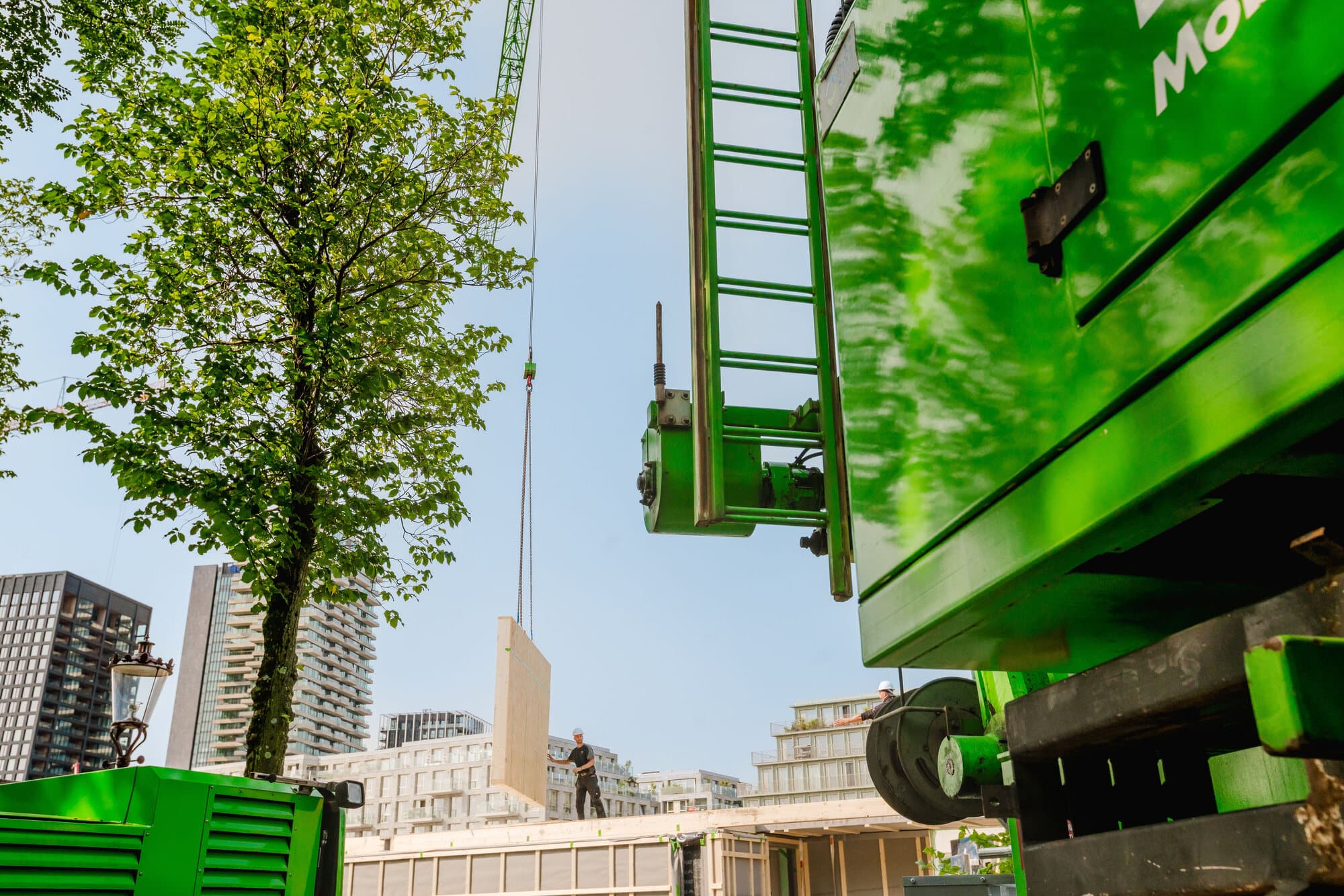 Kraan hijst een houten bouwelement bij Kentalis