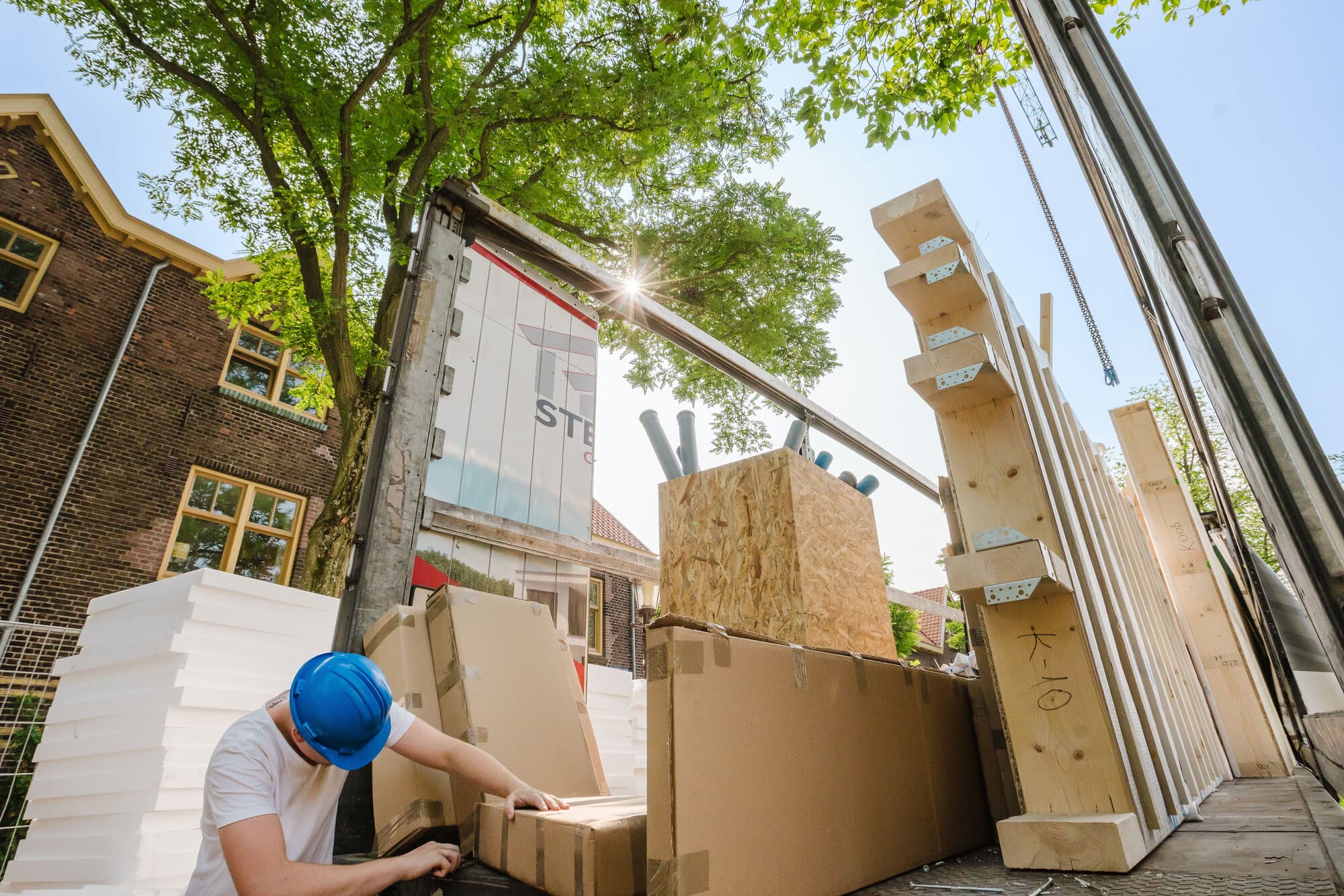 Houten bouwelementen en materialen klaar voor montage bij Kentalis