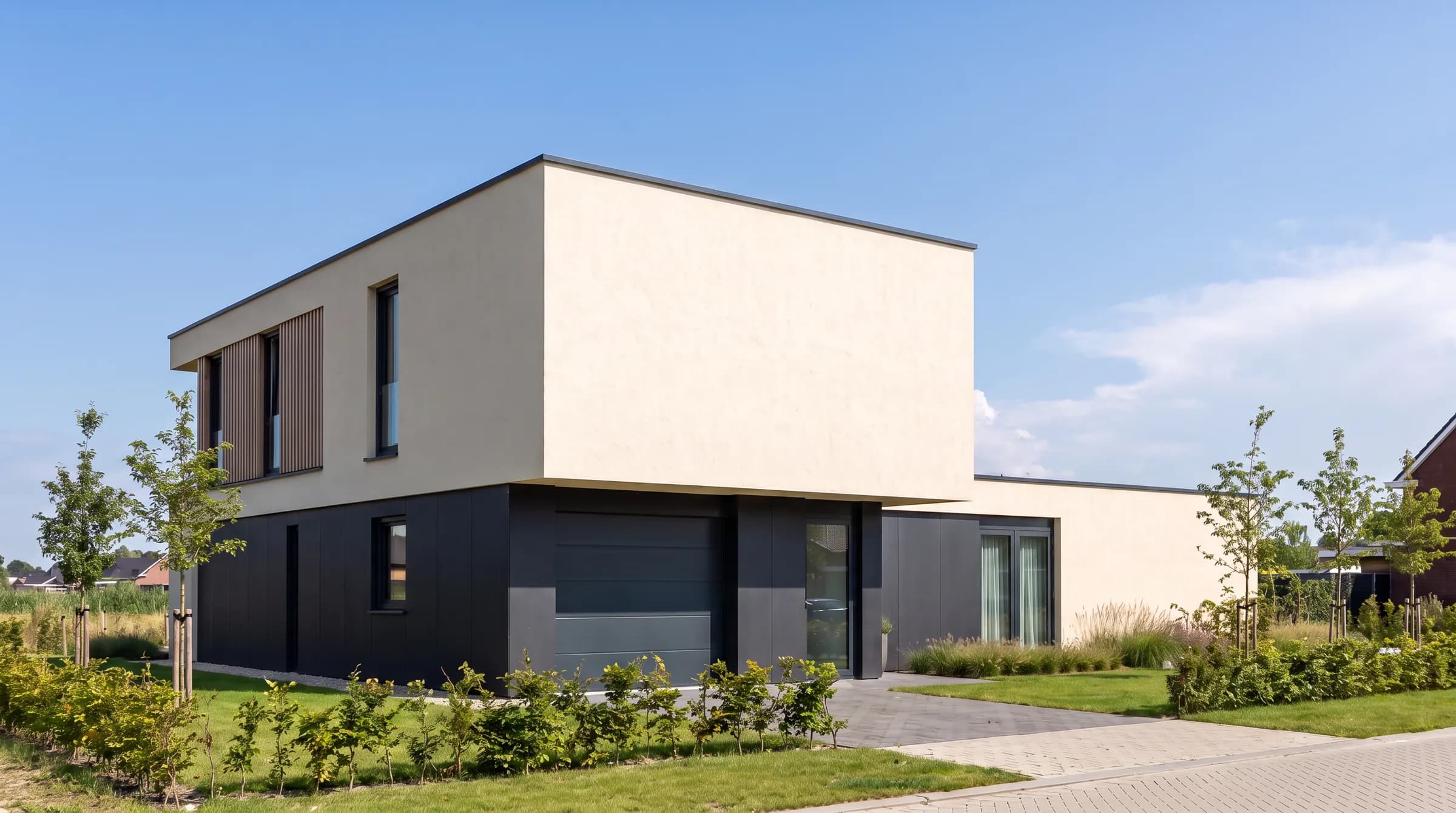 Impressie van een villa met een witte verdieping op een donkere onderbouw